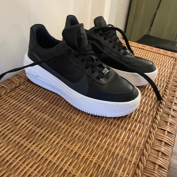 Nike Air Force 1 Platform Black and White Sneakers - Picture 1 of 6